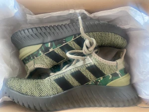 Adidas skor - Hej säljer mina helt oanvända adidasskor storlek 40.Väldigt bekväma skor som är perfekta nu på sommaren.Finns i linköping eller så fraktar jag men då står du för frakten☺️