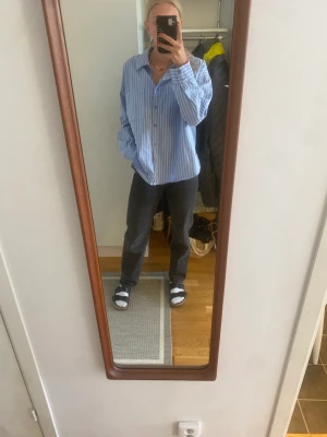 Low Rise Straight Jeans - Gina Tricot - Säljer ett par mörk gråa låg midjade raka jeans. Utgångspris 499 kr 🫶