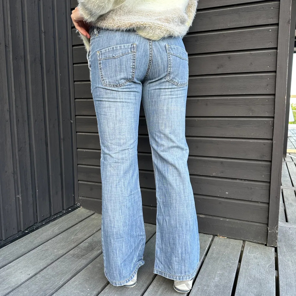 Ett par snygga lågmidjade köpta second hand, är liten för små för modellen och hon bär storlek xs/s/36/38!!. Jeans & Byxor.