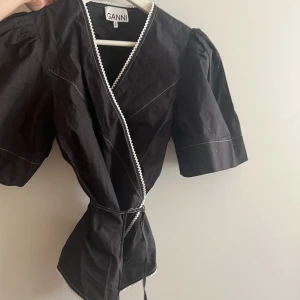 Ganni blus  - Blus från ganni! Använd 2 ggr storlek 38! Köpt för ca 1500