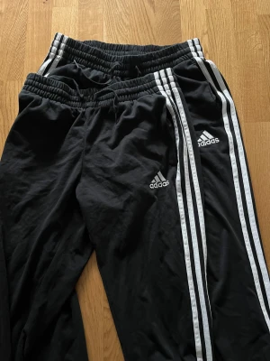 Adidasbyxor  - 2 stycken Adidasbyxor, 100 kronor styck 