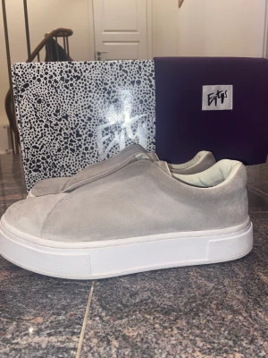 Eytys skor jättebra skick  - Säljer dessa näst till oanvända eytys skor (modell: ”Doja”) i färgen ”cement”. Säljer dem för att det är fel storlek.  Du får med: Skorna, original dustbag och original lådan  Skriv för fler bilder👟💖 
