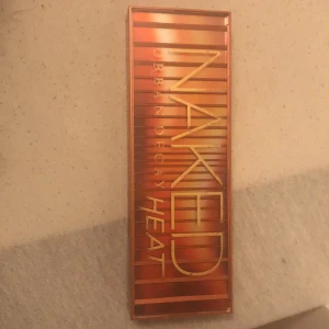 Naked Urban decay heat ögonskugga  - En äkta naked palette ”Urban decay heat”, alltid applicerats med borste. Borsten finns ej med och skuggorna är använda men mycket kvar (cirka 70% kvar)! Superfina färger, nypris 645kr