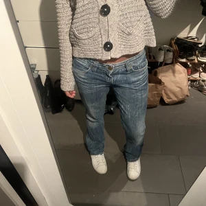lågmidjade jeans - jättefina ljusblåa jeans som inte kommer till användning längre, storlek s  