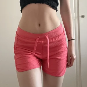 Adidas träningsshorts - Superbekväma rosa adidas shorts i storlek S! De är i nyskick då jag aldrig fått användning för dem🫶🏼