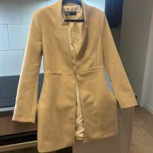 Zara Kappa - Jag säljer min zara kappa köpt för ungefär 2 år sedan 