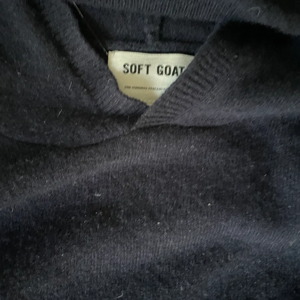 Fin mörkblå soft goat tröja som tyvärr inte passar längre. köpt för 2000kr men säljer för 500kr ❤️. Tröjor & Koftor.