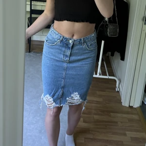 Jeans kjol - Superfin lite längre jeanskjol, perfekt på sommaren. 