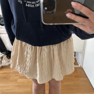 Kjol zara - Intressekoll på min jätte fina kjol från zara. M men passar även S och Xs. Kanske även L då den är stretchig. Säljer endast vid bra bud. Shorts under 