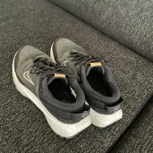 Nike skor i strl 40, använda 2-3 gånger och bara legat i källaren. Tvättade också :) 