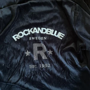 Zip hoodie - Svart zip Hoodie i sametsmateeial med luva perfekt för svala sommarkvällar❤️  Liknar väldigt mycket juicy men ett svensk märke 