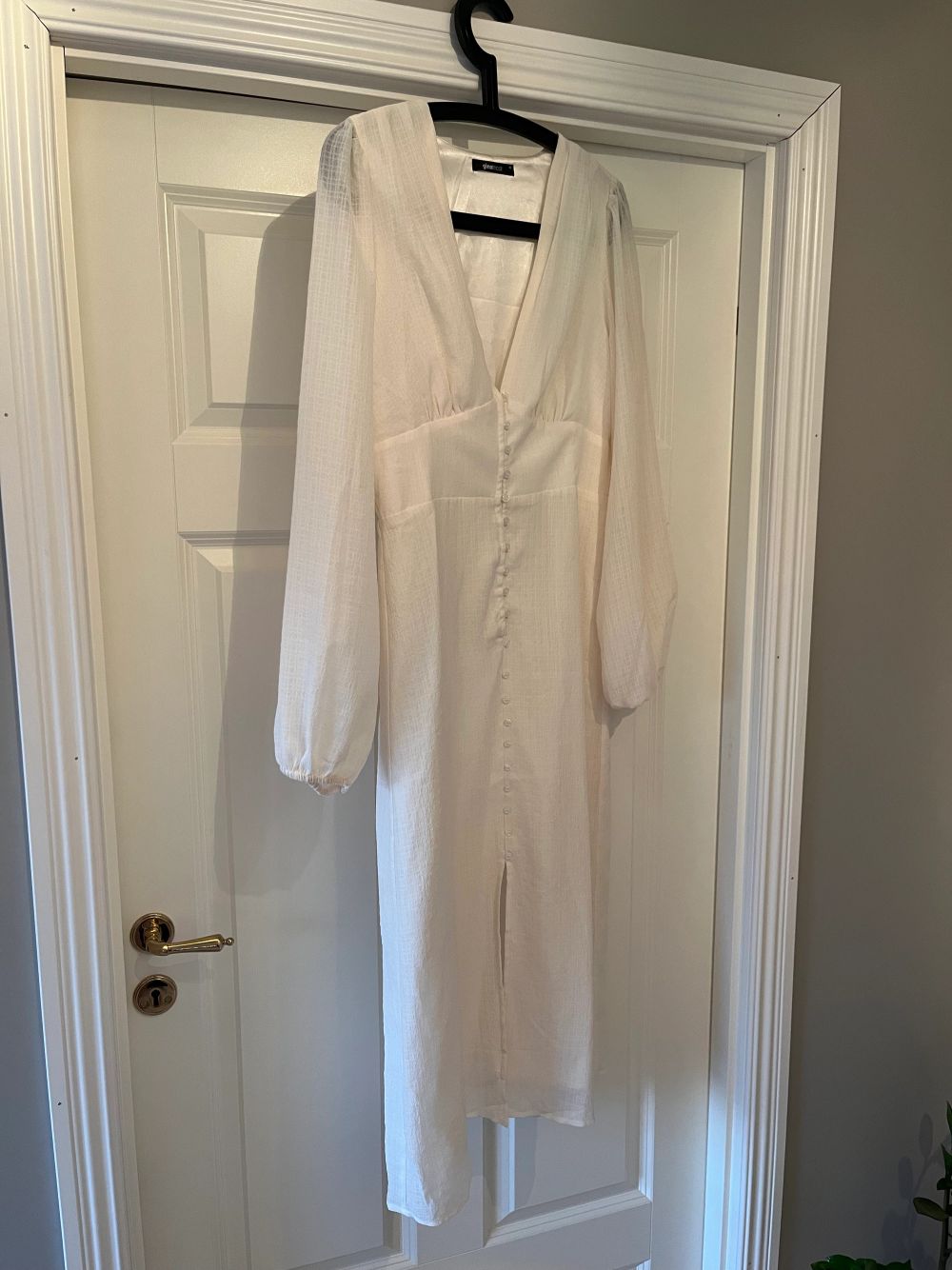 Superfin Adoore-liknande klänning från Gina tricot. Färg, off-white. Fint skick, endast använd en gång. . Klänningar.