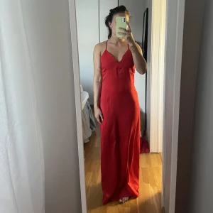 Röd klänning -  Röd långklänning från Glamorous i tunt material. Skriv för fler bilder! Använd ett fåtal gånger. 