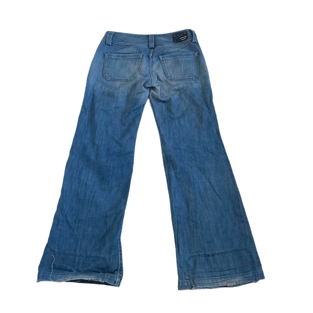 Jättefina lågmidjade jeans från Diesel med nice detaljer och baggy passform. Läs måtten nedanför innan ni ställer frågor om längden. Innerbenslängd: 76 cm. Ytterbenslängd: 97 cm. Midjemått mätt rakt över: 43 cm. Jeans & Byxor.