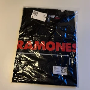 Ramones t-shirt XXL - Köpt på hm oöppnad