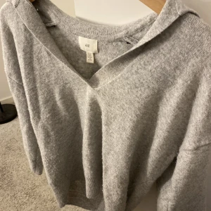 Stickad tröja - Grå stickad tröja ifrån H&M. Kortare i armarna och knappt använd.