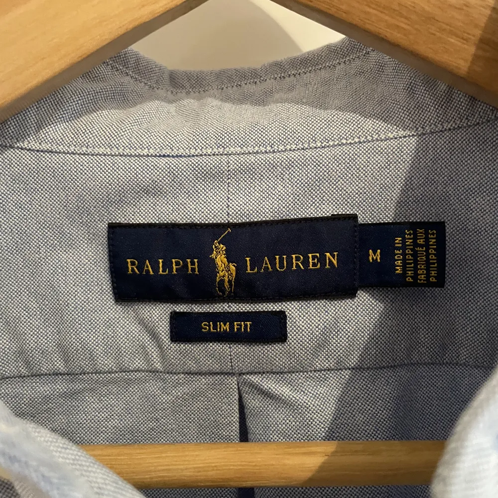 Tja! Säljer min Ralph lauren skjorta som är i nyskick! Köptes för 1400 men säljer för 600. 10/10 skick använd 1 gång!. Skjortor.