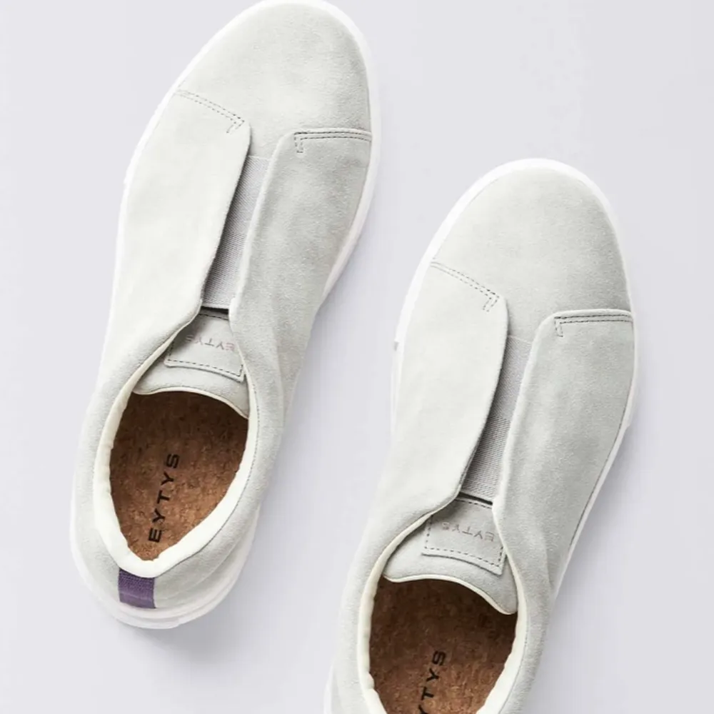 Hej, säljer ett par jätte snygga Doja eytys skor i färgen suede cement. Säljer eftersom dem inte kommer till användning. Skorna är i hyfsat bra skick, dem är smutsiga men rätts så mycket går nog bort med lite tvätt. Skriv för mer bilder eller frågor!🥰. Skor.