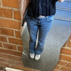 Skitsnygga bootcut lågmidjade jeans👖💓 - Ifrån H&M (divided), väldigt bra skick men säljs pga lite för korta i benen, strl 38 upplevs ❤️ originalpris 300, säljs för 230 men kan diskuteras. Köpare står för frakt och post står för krångel efter jag har lämnat paketet💓💓