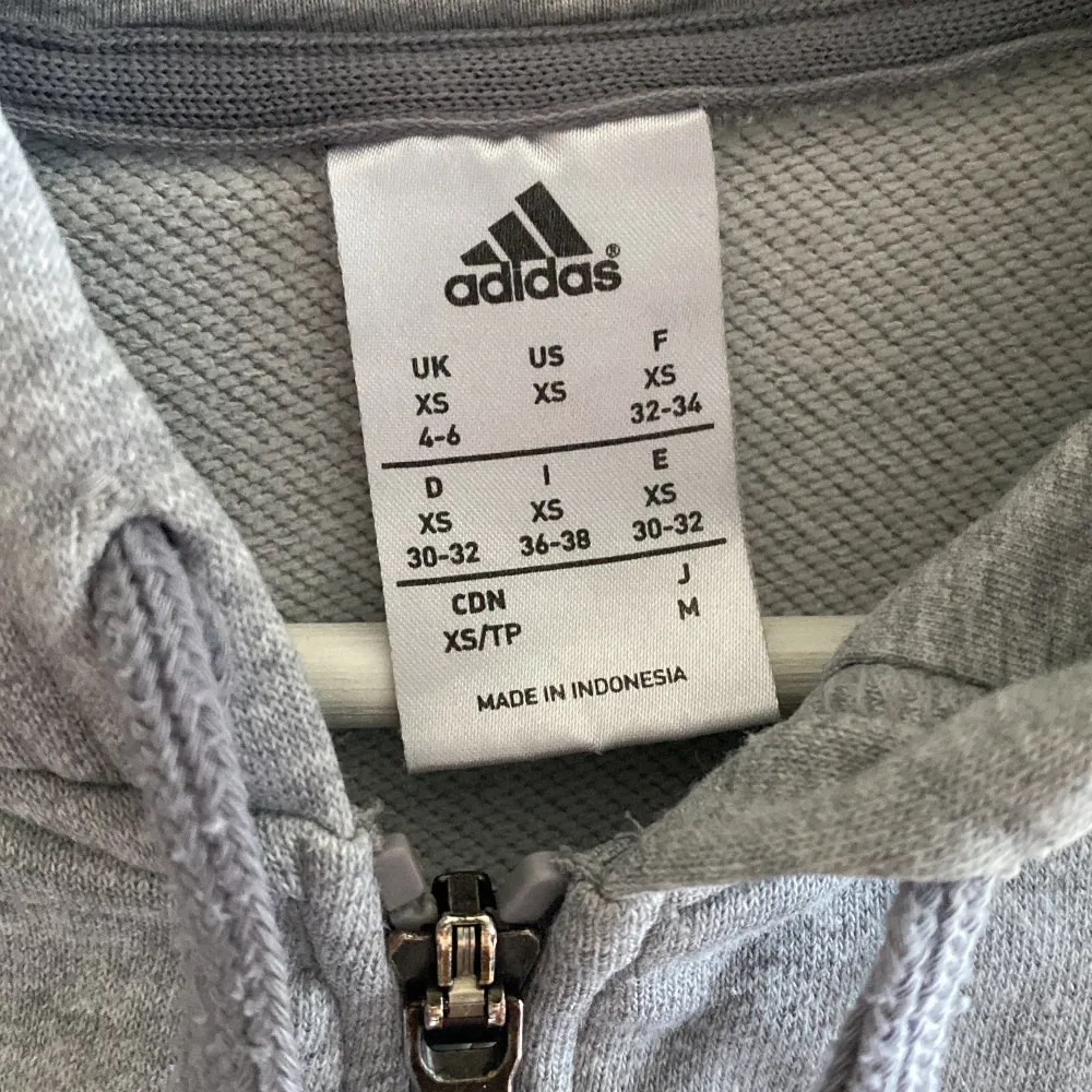 Adidas tröja välanvänd, liten slitage på snöret men annars finns det inget mer som är märkvärdig, säljer den då jag inte använder den längre . Tröjor & Koftor.