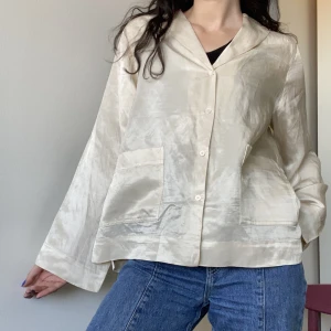 Helt ny Carin Wester-skjorta - Aldrig använd. I perfekt nyskick (ska dock strykas hehe, har inte hunnit). Storlek 40 i färgen Creme. Jättefin och matt skimrande. Nypris 899.