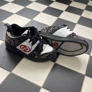 Y2k Heelys med hjul - Fett coola dunk-liknande Heelys med coolt mönster. Väldigt bra skick men lite slitna (bild 3). Säljer pga de var för små (storlek 42). Hjulen ingår och är borttagbara.