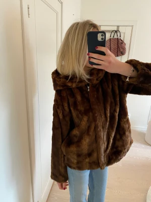 Pälsjacka  - Superfin pälsjacka med luva från zara❤️ köpt för många år sedan men nästan aldrig använd 