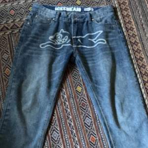 Säljer mina runningdog jeans för att har bytt stil och att jag aldrig endå använder byxorna, kontakta mig vid fler frågor.