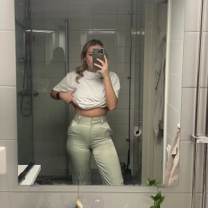 Gröna kostymbyxor  - Gröna kostymbyxor ifrån NA-KD Stolek 34  Använt 1 gång 