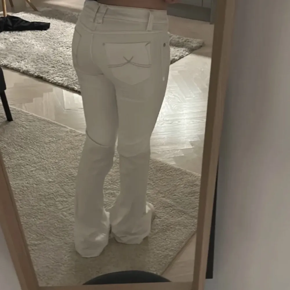 Säljer nu mina fina  vita jeans då dom tyvärr inte kommer till användning längre! Jag är 1,70 och dom går precis ner till marken lite grann på mig . Jeans & Byxor.