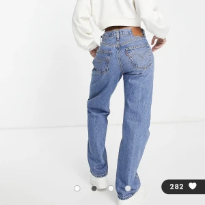 Jeans från Levis - Levis 90’s 501; mina är den ljusare modellen (se två sista bilderna). Aldrig använda. 