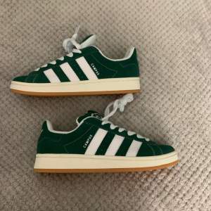 Säljer mina Adidas campus för att de är inte min stil.  De är i ny skick. Låda finns ej Kan gå ner i pris vid snabbaffär!! Size 44  US 10/10,5