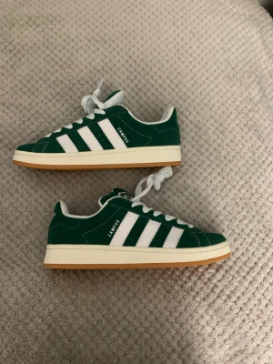 Adidas campus 00 - Säljer mina Adidas campus för att de är inte min stil.  De är i ny skick. Låda finns ej Kan gå ner i pris vid snabbaffär!! Size 44  US 10/10,5