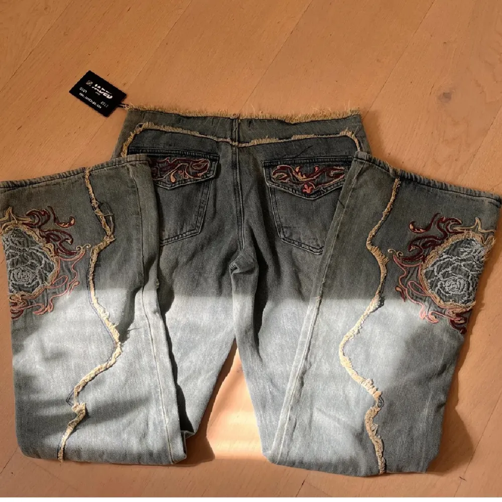 Skit snygga jeans från Jaded London.  Är försmå så aldrig haft de på mig. Helt nya med lapp.  Ny pris 1500 (inklusive frakt). Jeans & Byxor.