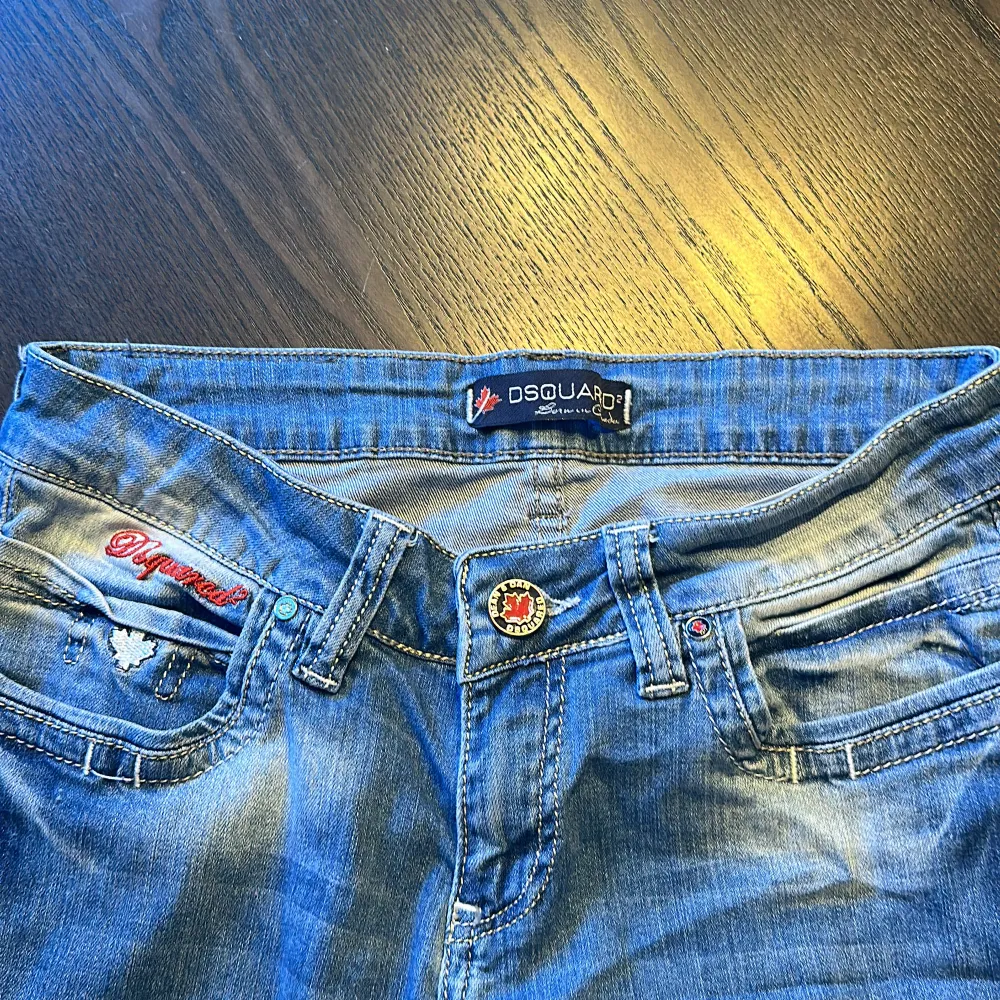 Byxorna är från dsquared, de är lågmidjad och jag hål i sig på benen.  Storlek 29, passar XS & S enligt mig.. Jeans & Byxor.