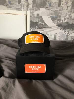 Säljer min John hatter keps i fint skick köpt förra sommaren i Stockholm använd sparsamt!