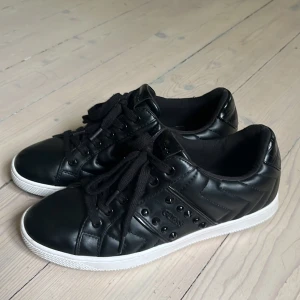 sneakers  - jag säljer mina snygga guess skor pga att dom aldrig kommer till användning. Dom är använda en gång, dom är i nyskick.