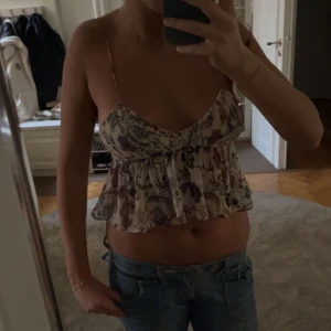 Linne - Säljer mitt skitsnygga linne perfekt som festtopp men även på sommaren ❤️‍🔥 linnet är justerbart där bak så jag skulle säga att det passar XS och S men även M 