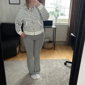 Hoodie med dragkedja  - Super fin och nästan aldrig använd. Priset kan diskuteras