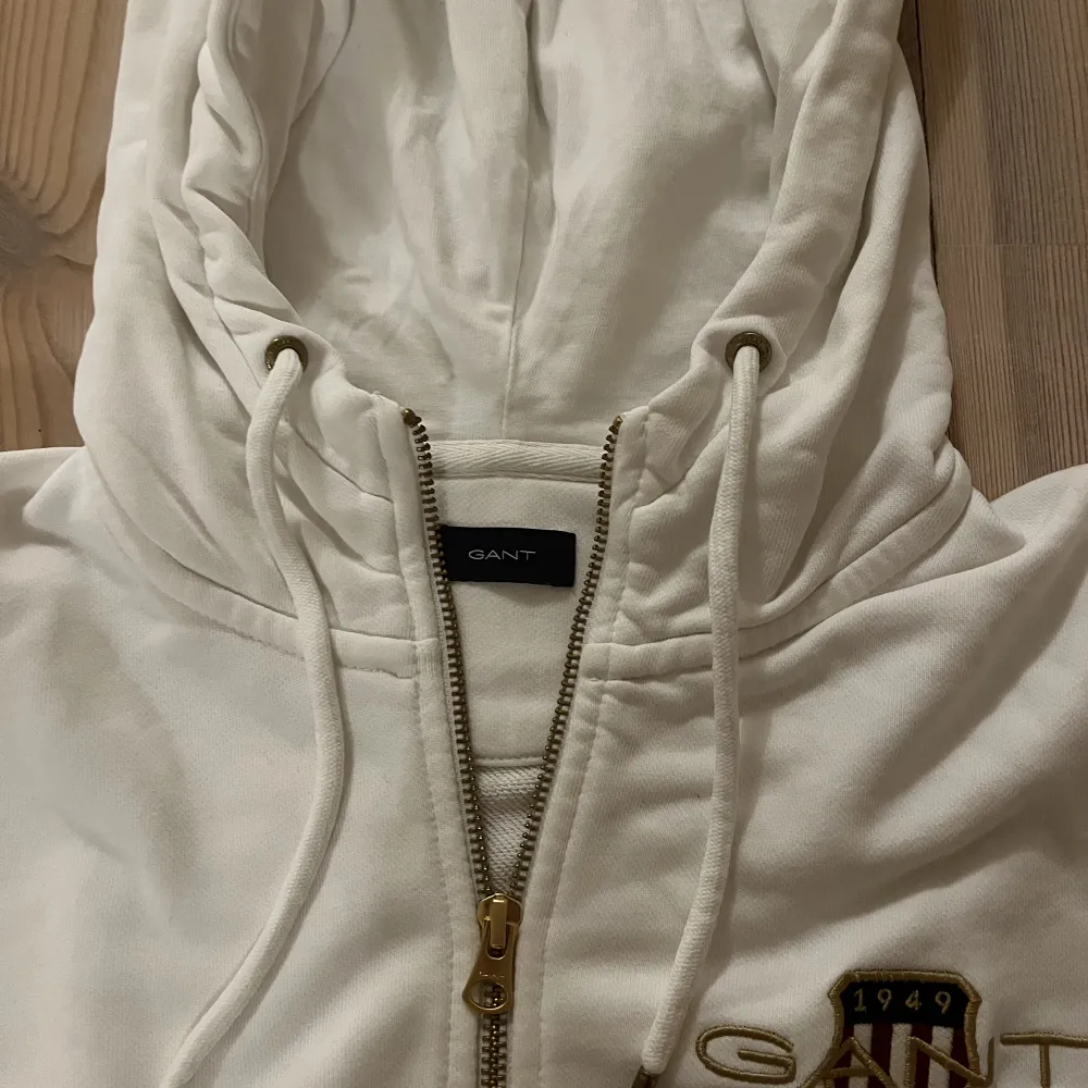 Gant huvtröja i vit med guldiga detaljer😍 Storlek M, men passar xs/s om man vill ha lite ovesize  Som ny! Nypris: 1400kr  Passa på att köpa nu när det är fri frakt!😍. Hoodies.