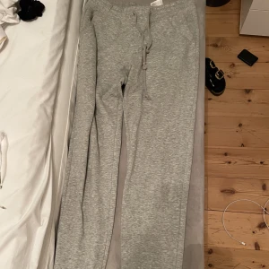 Gråa H&M mjukisbyxor i storlek S - H&M mjukisbyxor i storlek S. Jättesköna och slittåliga. gråa och långa med snören. Bra skick!! Gårmelerade i färgen.