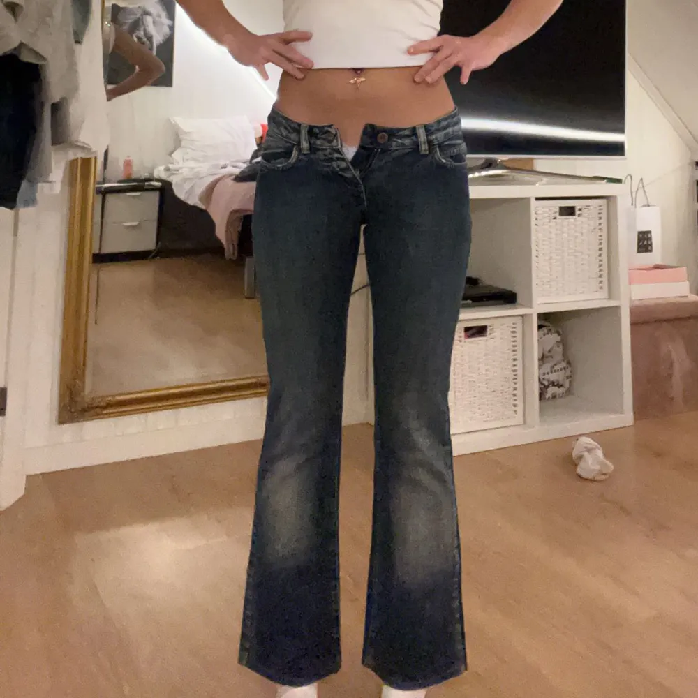 Super snygga vintage replay jeans som är alldeles för små på mig tyvärr. Modell: Bootcut Midjemått tvärs över: 36cm Innerbenslängd: 70cm (passar bra på mig som är 162cm) Hör av er för fler bilder! ❤️. Jeans & Byxor.
