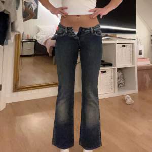Super snygga vintage replay jeans som är alldeles för små på mig tyvärr. Modell: Bootcut Midjemått tvärs över: 36cm Innerbenslängd: 70cm (passar bra på mig som är 162cm) Hör av er för fler bilder! ❤️