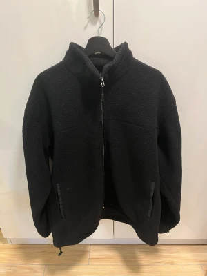 Fleecejacka  - Fleecejacka från H&M i storlek L  