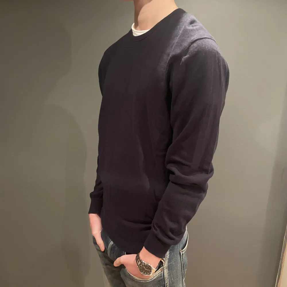 Säljer nu denna sjukt snygga tröja från Massimo Dutti i kashmirmix. Den är i grymt bra skick och är i storlek M. Referens- killen på bilden är 185 och väger 70 kg! Hör gärna av dig vid frågor och funderingar 😃. Tröjor & Koftor.