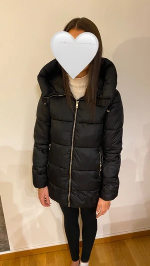 Puffer jacka från MANGO - Puffer jacka från Mango i fint skick lite använd super skönt material  Stor luva  Nypris 1000 kr Säljes för 500 