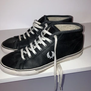 Fred Perry skor - storlek 39, bra skick, i läder 
