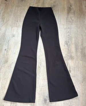 Utsvängda kostymbyxor  - Kostymbyxor med utsvängda ben 🌸