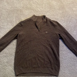 Halv zip sweather  - Bra skick dock ett hål vid nacken typ