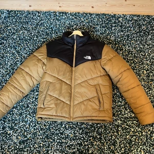 North face jacka brun - Hej säljer min gamla vinterjacka då den blivit för liten för mig. Den är i riktigt bra skick och allt är som den köptes.